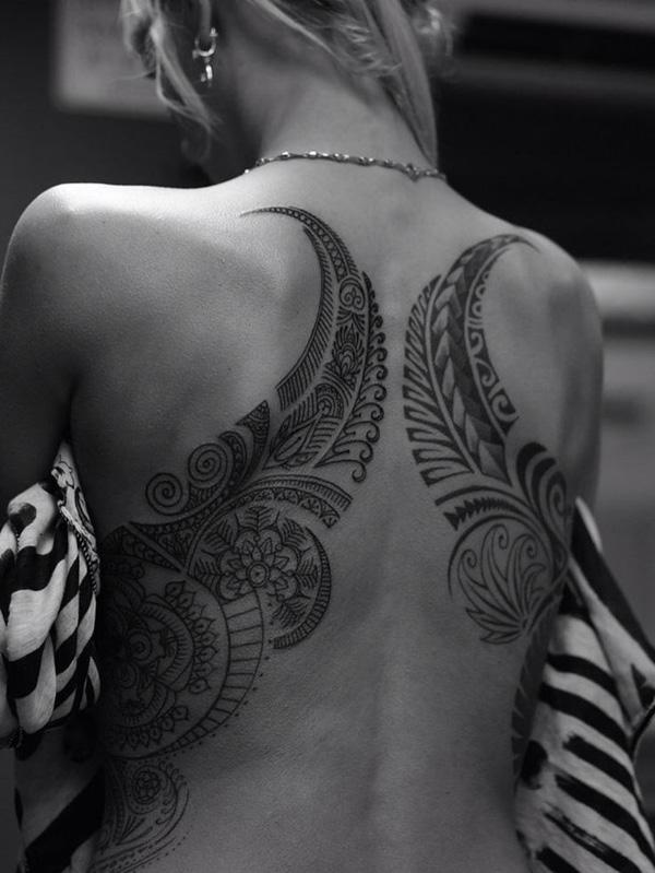 Fekete és szürke törzsi tetoválás a hátán nőknek