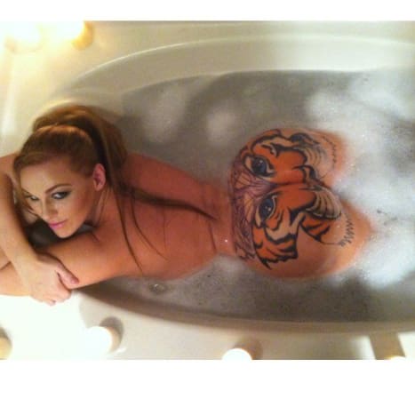Ebben az esetben a cica oroszlánfenekű tetoválás.