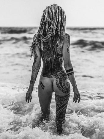 Nap, szörf, homok, rettegések és törzsi tetoválás díszíti a fenekét.