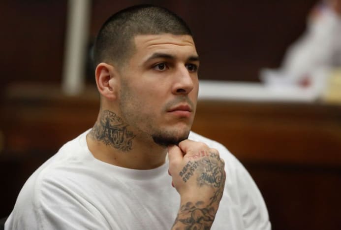 [Hernandez under en rettssak i desember 2015 som viste noen andre mistenkte tats. Foto: DEADSPIN.]