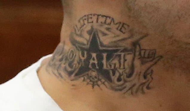 [En nærmere titt på Hernandez 'fempunkts stjernehals-tatovering, som angivelig er et av de mest vanlige symbolene på Bloods-gjengen. Foto: DEADSPIN.] Hernandez 'rettssak for dobbeltdrapene er planlagt å starte om noen uker 13. februar.