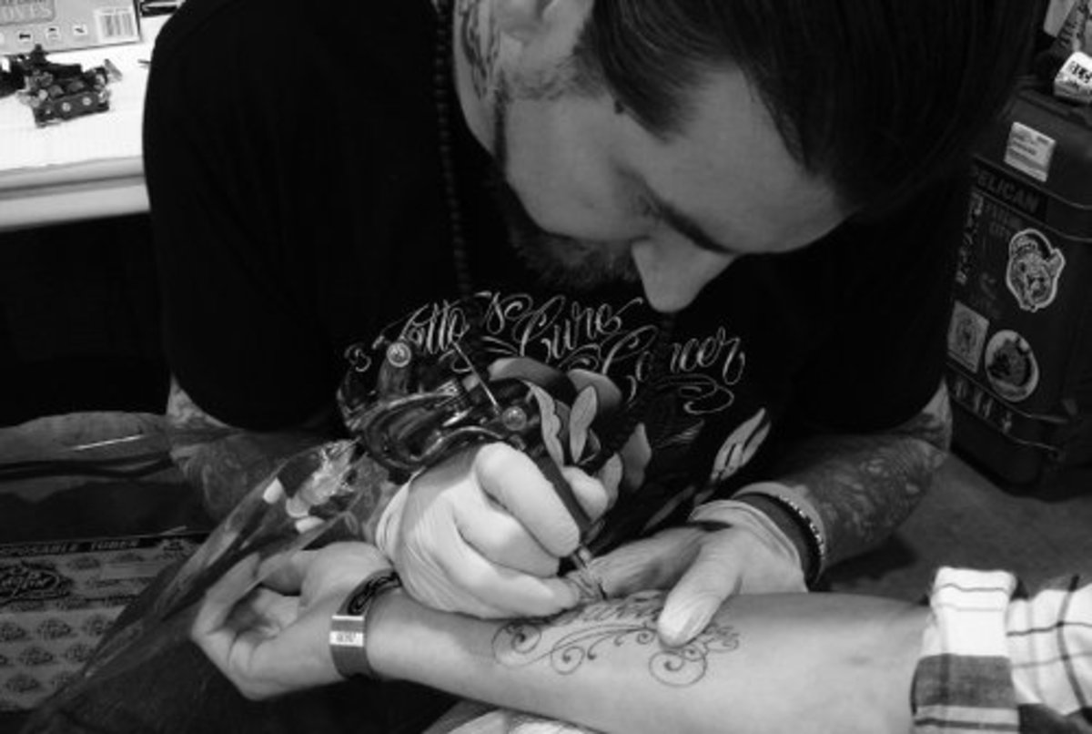 Guyot jobber med en TCC -tatovering.