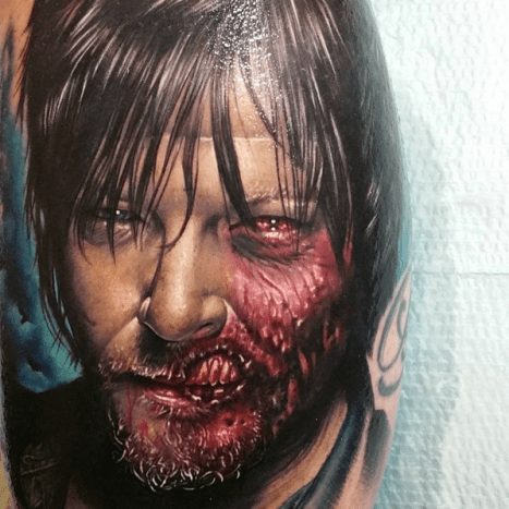 Daryl får blod til å se deilig ut. Tatovering av Bumer