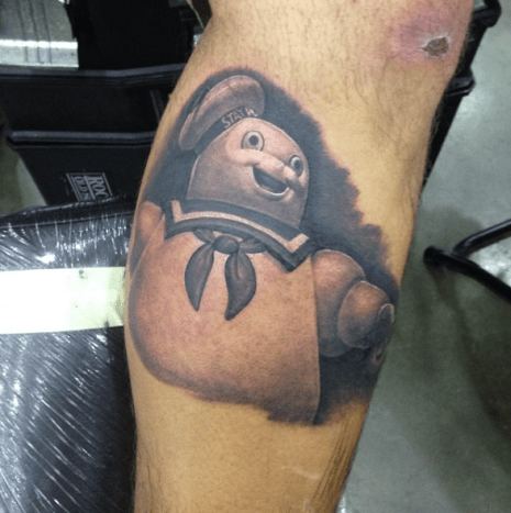 Fekete-szürke Marshmallow Man. Tetoválás: Robby Latos