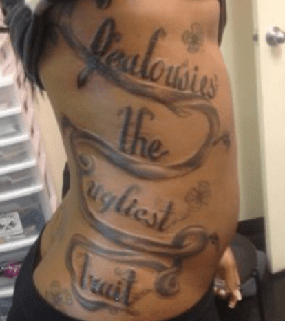 rossz oldali tetoválás a nőn