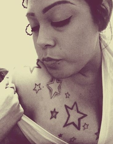 nő mutatja a csillag tetoválás
