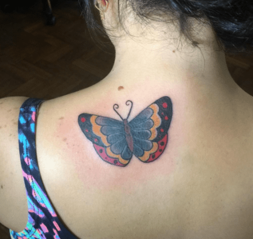 pillangó tetoválás a lányok hátán