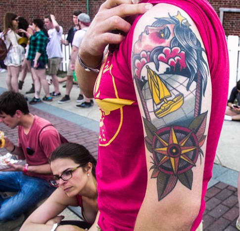 Josh Cornejo, a texasi Houstonból, ezt a tetoválást a houstoni Red Dragon Tattoo -n készítette, egy Montalvo nevű utazó tetoválóművésztől. Azt mondja, ez az utazás iránti szeretetet tükrözi, amelyben ő és felesége osztoznak,