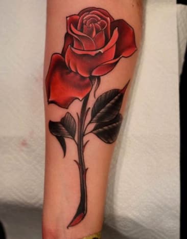Denne rosen av Jon Mesa viser tradisjonell tatoveringssymbolikk som fortsatt er populær.