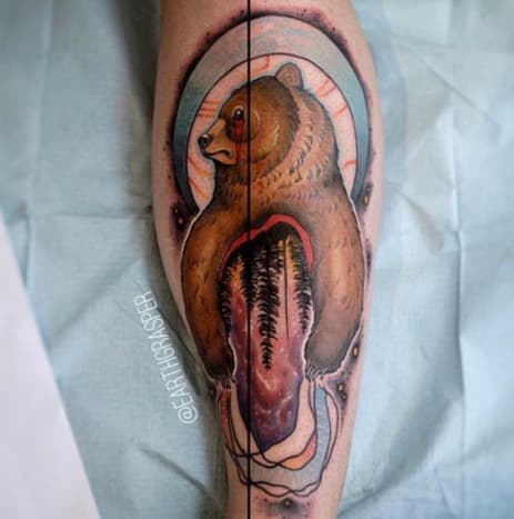 Jonathan Penchoff elegáns Marsala színeket ad hozzá ehhez a tetováláshoz.