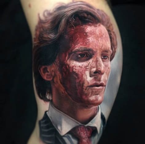 Paul Acker implementerer Marsala i den rødlige skyggen av blodet på denne amerikanske Psycho -tatoveringen.