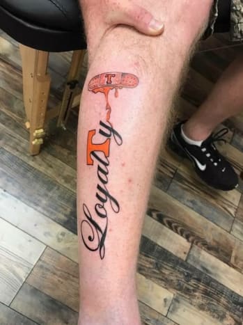 A Tennessee Volunteers rajongója tetoválásokat készít a lábán. Fotó: Twitter