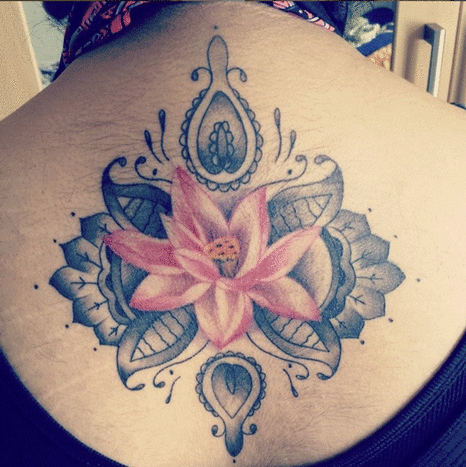 Denne lotus -tatoveringen ligger midt på Harnaam's rygg.