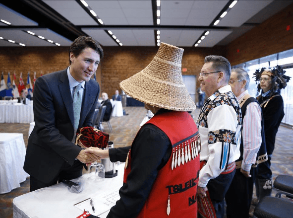 ראש הממשלה ג'סטין טרודו צילם עם מנהיגים ילידים מרחבי קנדה במהלך פסגה כדי לדון במשרות, אקלים וצמיחה נקייה. צילום: ג'סטין טרודו/אינסטגרם