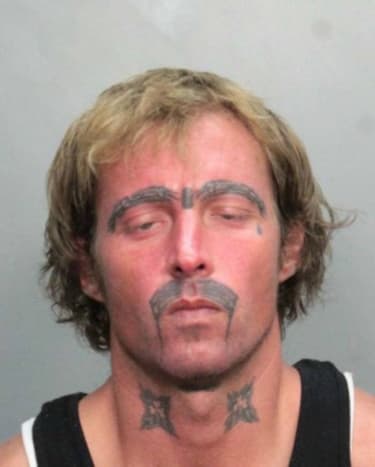 Úgy érezzük, ez a fickó valójában egy vicces fickó. Üdv, csak az kaphat ilyen arc tetoválást, aki nem veszi túl komolyan magát.