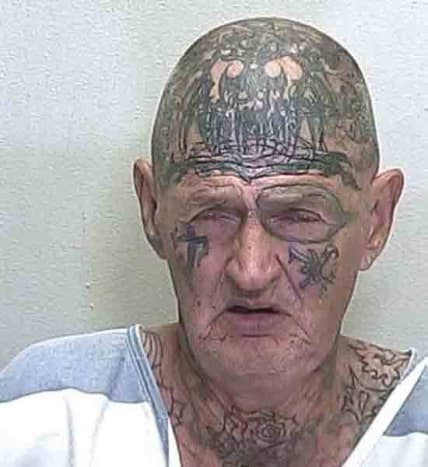 Nem úgy néz ki ez a fickó, mint egy 80 éves tetovált Q-tipp? Bár valószínűleg még mindig meg tudja rúgni a fenekünket.