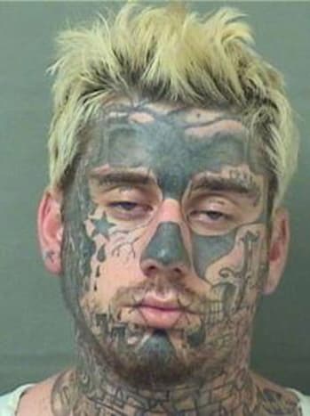 A Hipster találkozik a rossz tetoválóművésszel a választott drogokkal.