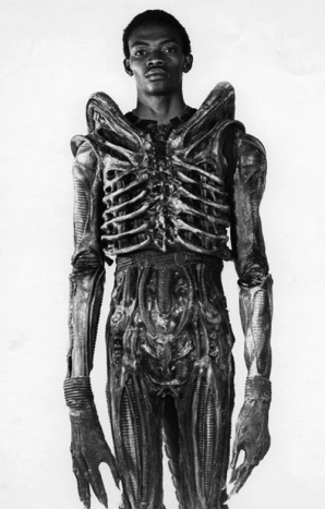 Foto via mage FilmGeek.frNigeriansk designstudent Bolaji Badejo ble håndplukket av Ridley Scott for å bli monsteret til noens mareritt som noensinne har sett Alien. En annen superhøyt skuespiller, Badejo kom inn på 7’2 ’, veldig tynn og utrolig smidig. Dette var den eneste filmen Badejo noensinne dukket opp i. '