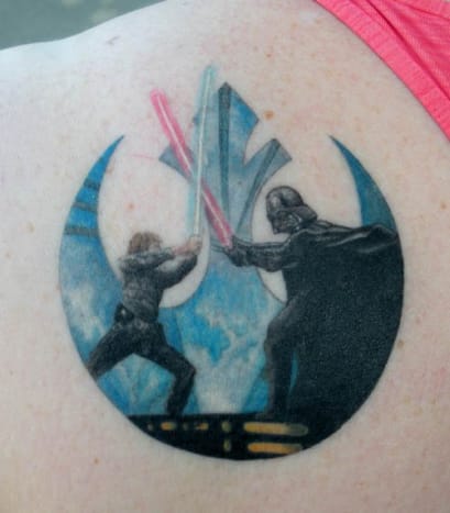 Luke Skywalker és Darth Vader harcolnak a tetoválással