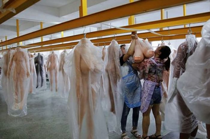 Bilde via Reuters I WMDOLL -fabrikken i den sørøstlige delen av Guangdong, Kina, blir sexdukker født. Selv om begynnelsen på sexdukke -livet er litt kjedelig og hendelsesløs, går det mye med å lage dem.