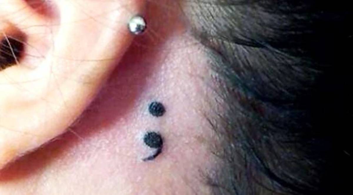 Semikolon -tatovering bak øret