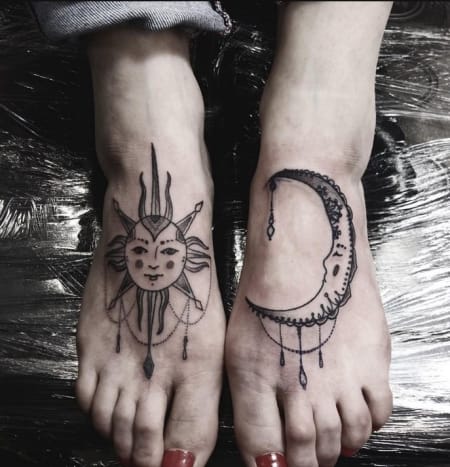 Tetoválások a Skunx Tattoo -nál. Lényegében ezek a tükrözött tetoválások - két azonos vagy hasonló tetoválással rendelkező tetoválás, a test ellenkező oldalán tintával. A tükrözött tetoválások legnépszerűbb elhelyezése a lábfej tetején található, de tintával a test bármely részén, amelynek ellentétes megfelelője van, lehet festeni, mivel testünk többnyire szimmetrikus. Vannak, akik úgy döntenek, hogy tükrözött tetoválásokat tesznek a kezükre, például mások, csípőjüket, karjukat, combjukat vagy borjújukat.