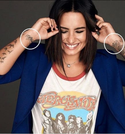 Fotó: Instagram. Még a kedvenc tintás hírességei is bekapcsolódtak a tükrözött tetoválási trendbe. Demi Lovato például egy szimmetrikus tetoválással rendelkezik a lába tetején, amelyen a „Let Go & amp;” felirat olvasható. és „Hadd Isten”, és egy másik pár a csuklója belsejében, amely „Stay” és „Strong” feliratot tartalmaz.