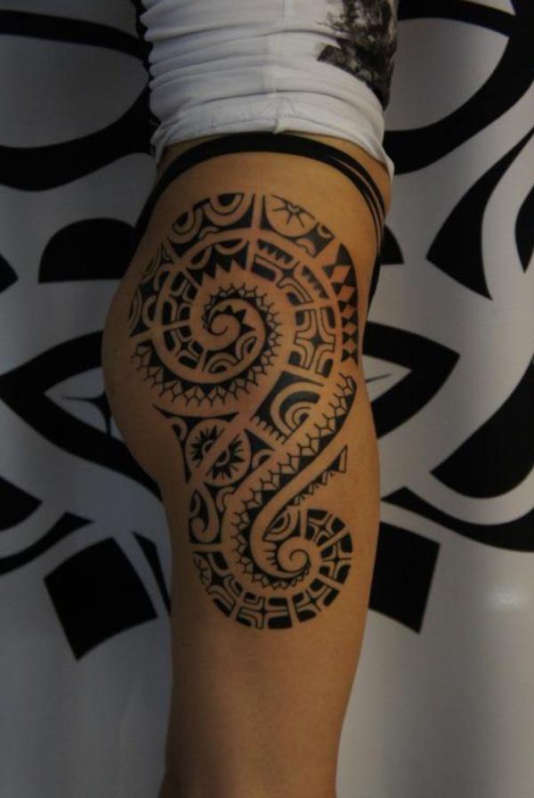 Marquesan tatovering med full ben for kvinner
