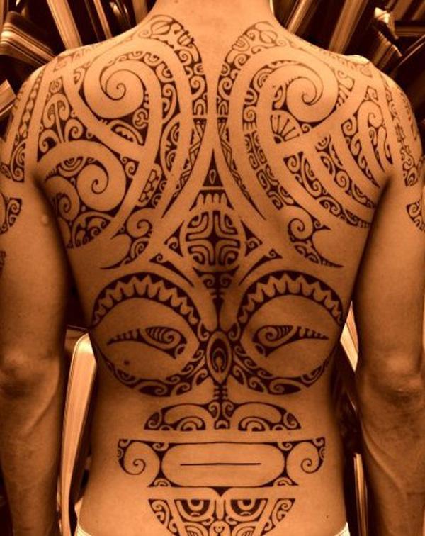 Díszes maori tetoválás spirálokkal és törzsi formákkal