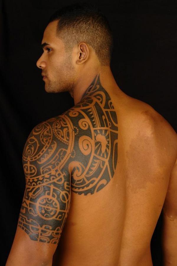 Polynesisk tribal skulder tatovering