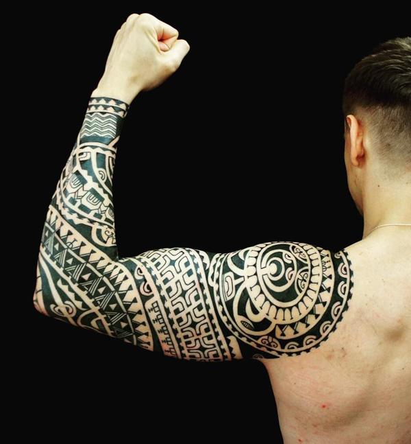 Polynesiske tribal skulder tatoveringer for menn