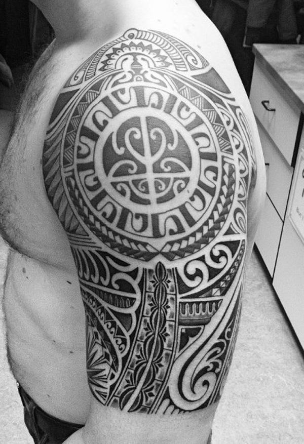 Marquesan tatoveringsdesign med halv erme