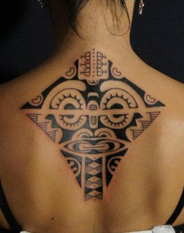 A hátsó tetoválás Marquesan motívum ihlette