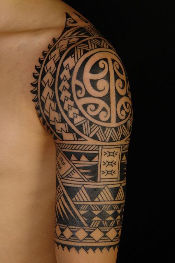 Polynesiske tribal skulder tatoveringer for menn