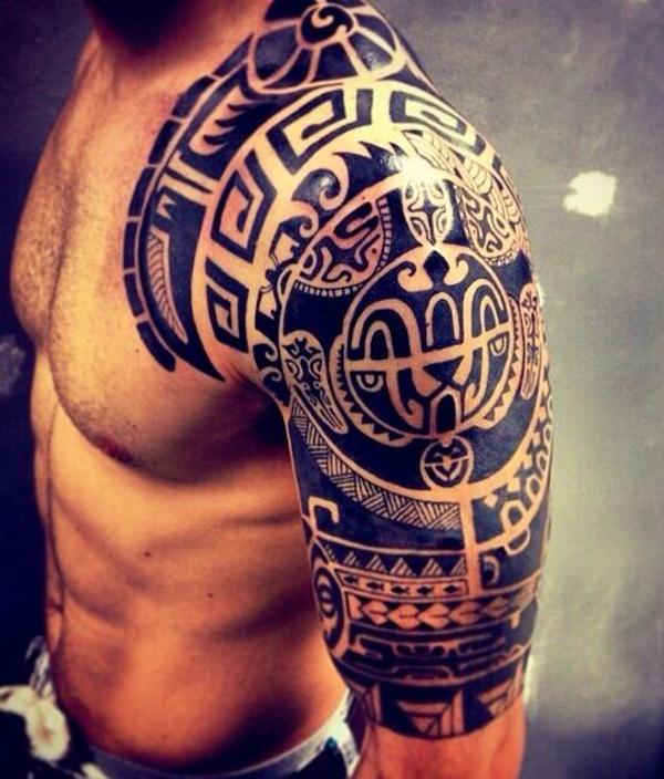 A hagyományos csendes -óceáni szigetlakók tetoválásmintája lefedi a viselő karjának felső felét, és kiterjed a mellkasára és a hátára.