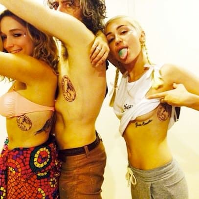 Miley og vennene hennes får matchende tatoveringer