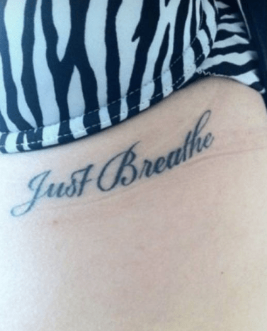 miley cyrus csak lélegezzen tetoválást
