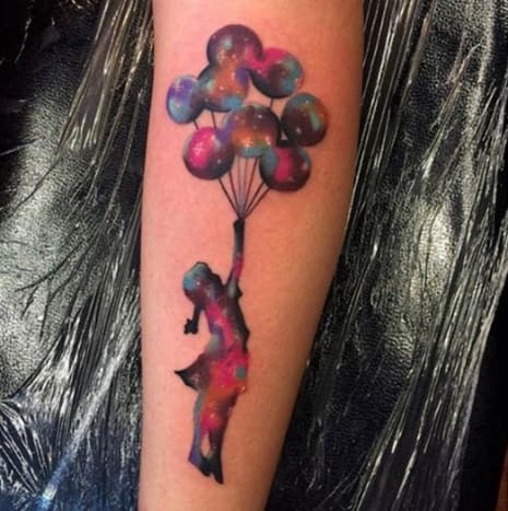 A kis Andy inspirációt merített Banksy -tól, amikor megalkotta ezt a kozmikus tetoválást.