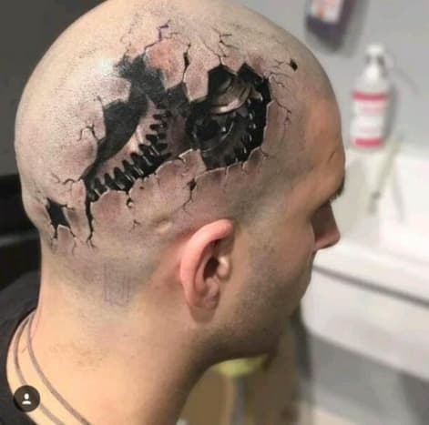 Claudia Reato felelős ezért a teljesen őrült fej tetoválásért. Majdnem elhiszem, hogy ennek az embernek a feje valójában feltört, hogy felfedje a fogaskerekeket ...