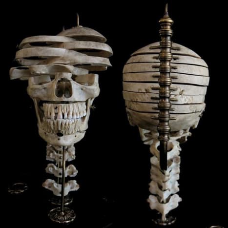 Fotó a Facebookon keresztül: Antik emberi koponya, amelyet feldaraboltak és megjelenítettek! Egy nagyon egyedi mű, amelyet Ryan Matthew Cohn készített.