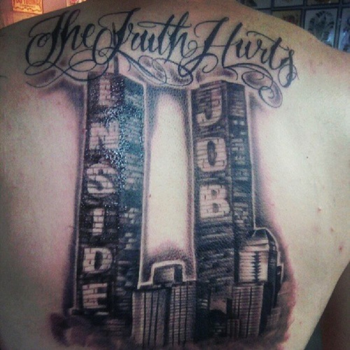 Denne tatoveringen 9/11 suger i hvert fall så mye at det er vanskelig å si at det er World Trade Center.