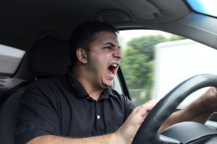 איש כועס שנסע בזעם בכביש