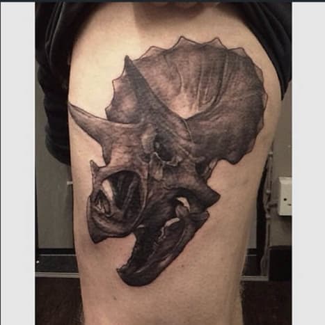 Valószínűleg így végződött az a beteg Triceratops. Aaron King tetoválása.