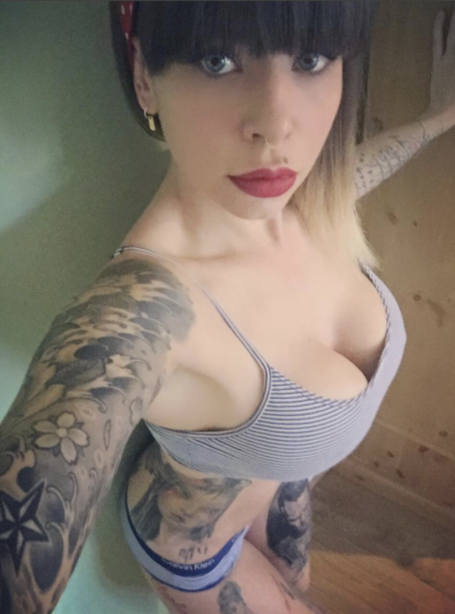 spaltning-jente-med-arm-tatoveringer-emma_von_gwen