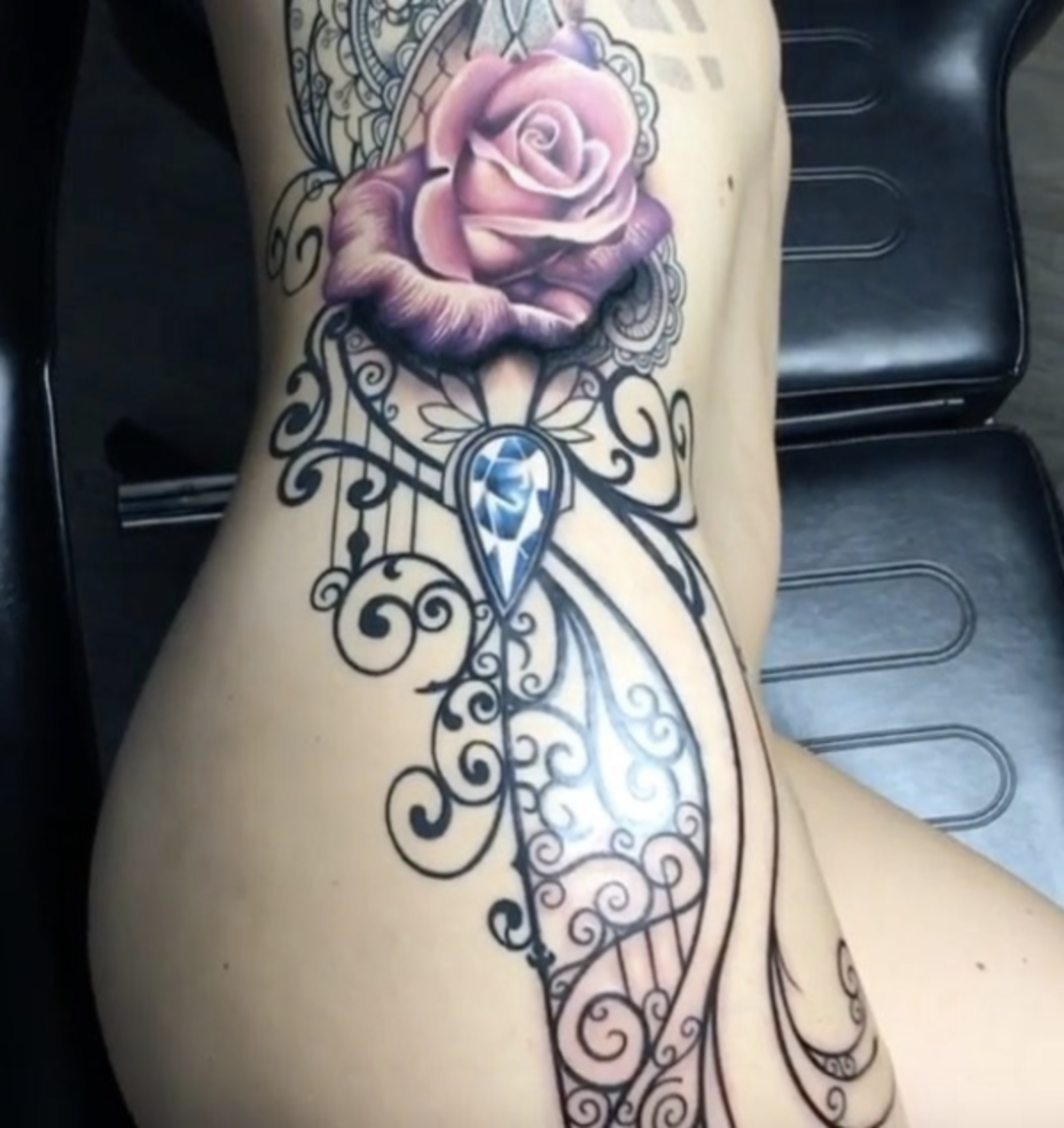 blomst-musikk-notater-sidestykke-tatovering-på-hot-girl-tattooinkspiration