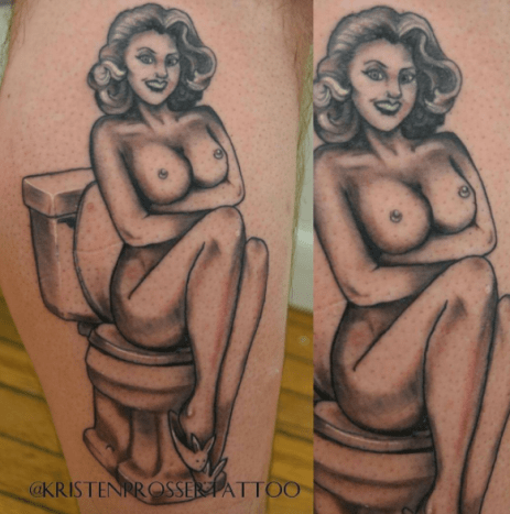 kvinne på toalett tatovering