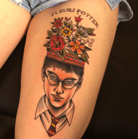 morsom harry potter tatovering med blomster