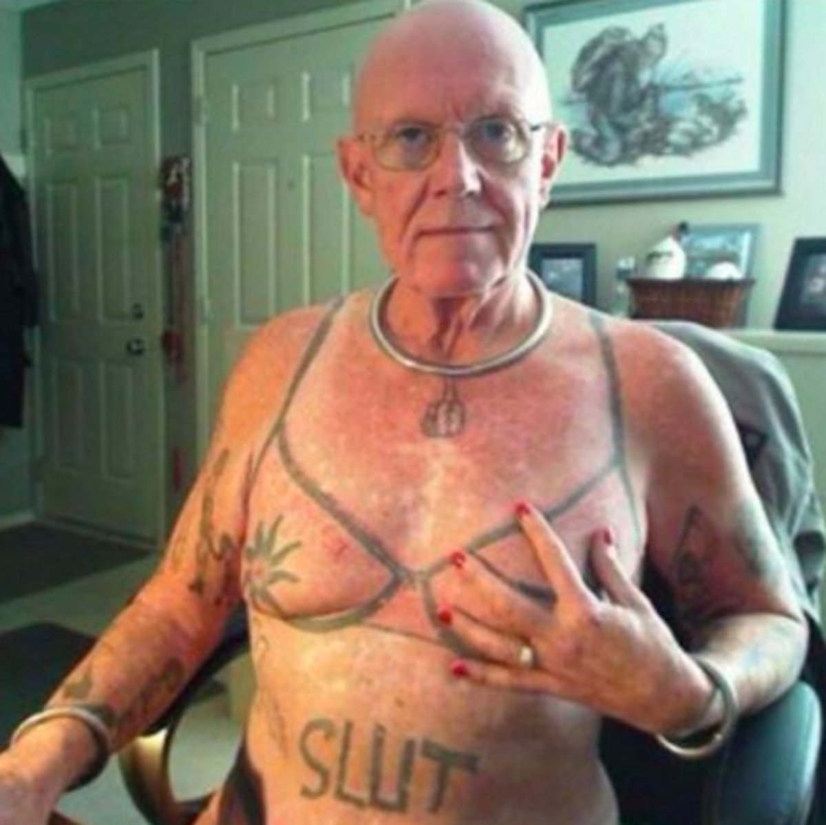 gammel mann med bh -tatovering