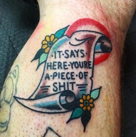 sértő tetoválás