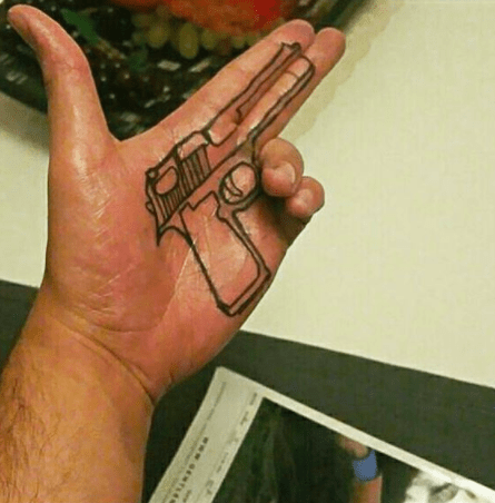 pistol tatovering på håndflaten